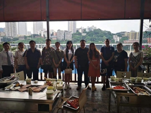 车友代表合影，一群不好意思的家属躲在了后面.jpg